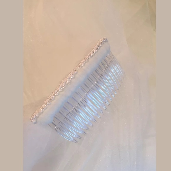 RENE STRAUSS ELEGANT WHITE TONE VEIL WITH COMB main image 7